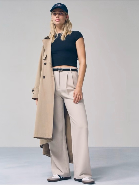 Abercrombie & Fitch Pants - Wide Leg High-Waist Trousers in Cream